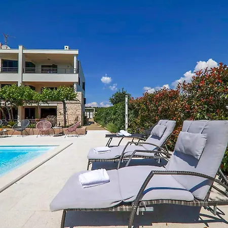 Dom wakacyjny 6 Bedroom Beautiful In