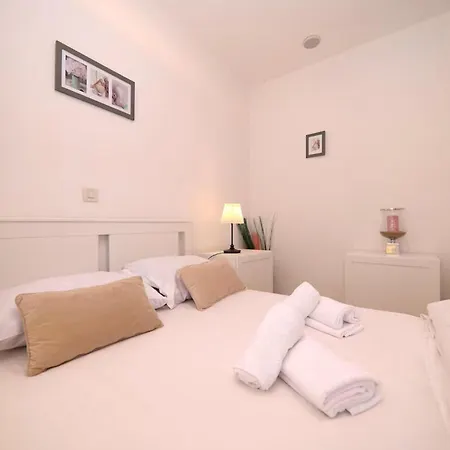 6 Bedroom Beautiful In בית נופש זאדאר