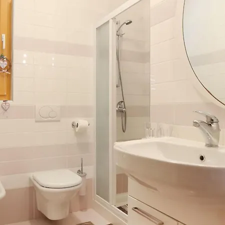 6 Bedroom Beautiful In Dom wakacyjny Zadar