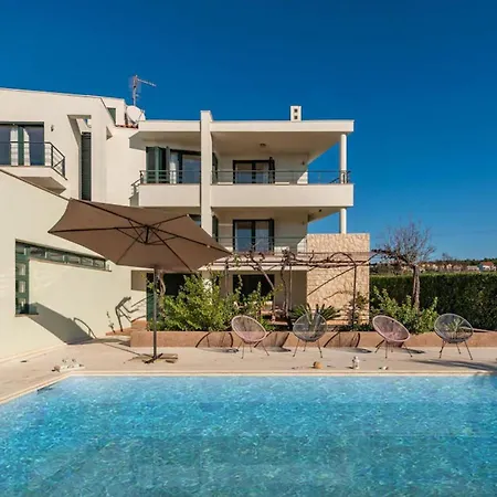 6 Bedroom Beautiful In * زادار