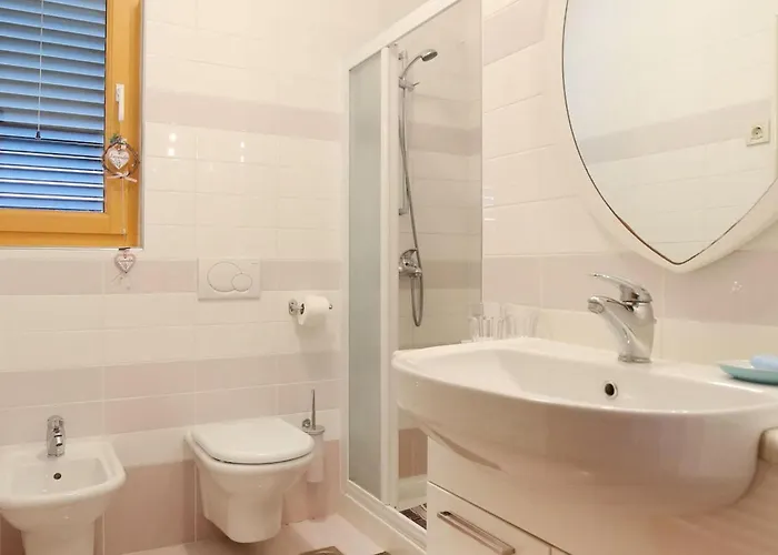 6 Bedroom Beautiful In Prázdninový dům Zadar