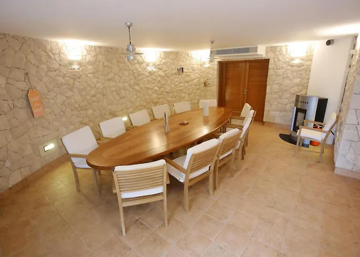 6 Bedroom Beautiful In Prázdninový dům *