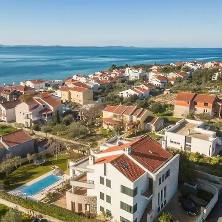 6 Bedroom Beautiful In *