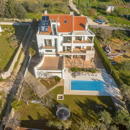 6 Bedroom Beautiful In Semesterbostad