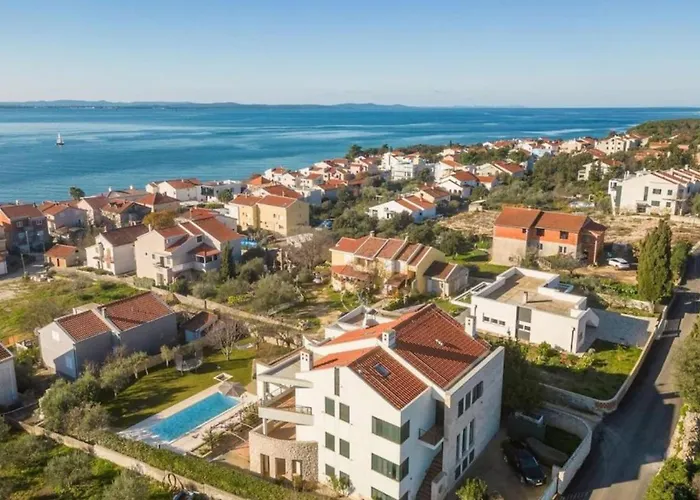 6 Bedroom Beautiful In *