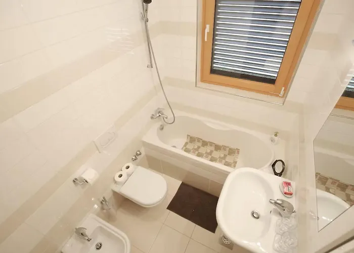 6 Bedroom Beautiful In *