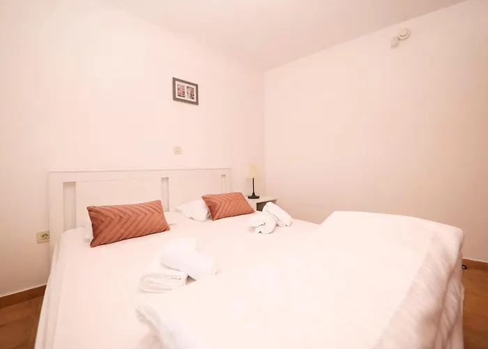 6 Bedroom Beautiful In Semesterbostad