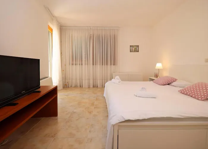 6 Bedroom Beautiful In *