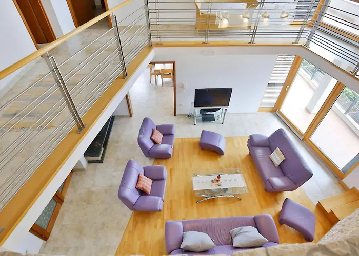 6 Bedroom Beautiful In *