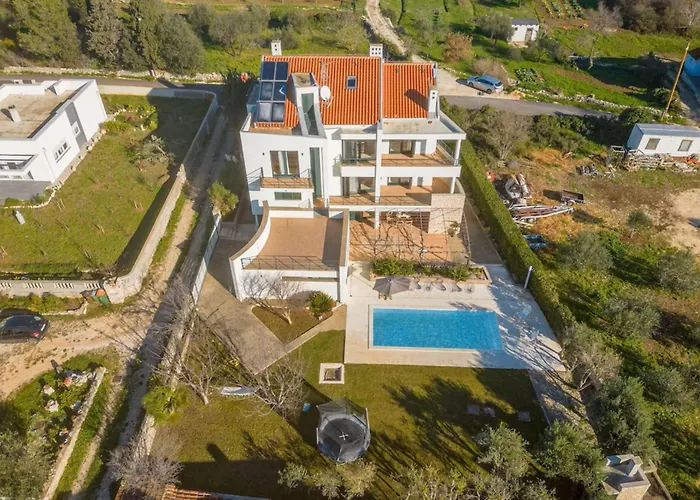 6 Bedroom Beautiful In Semesterbostad